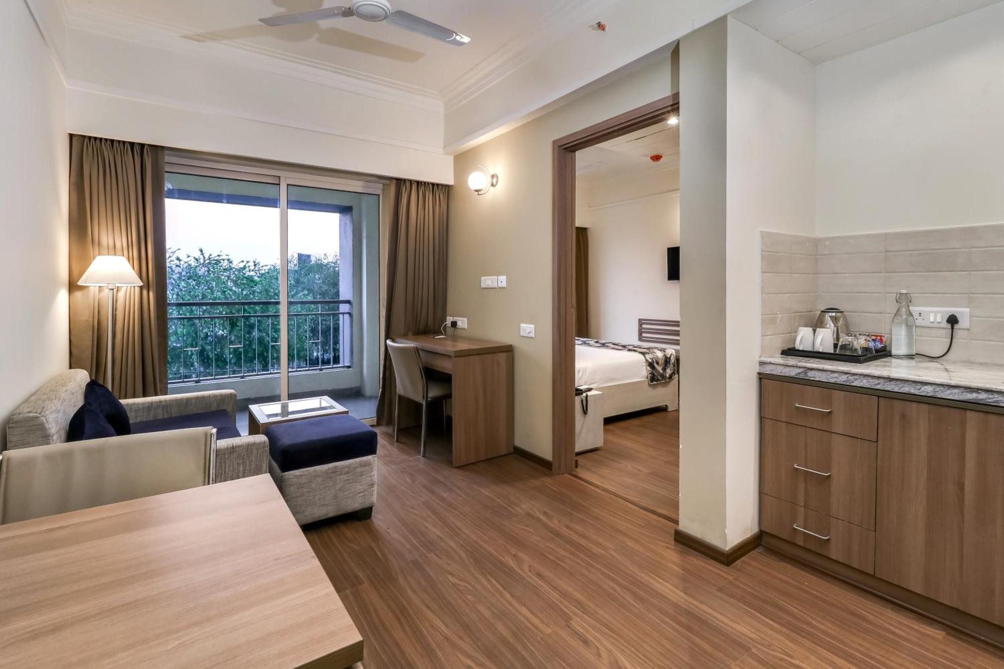 Starlit Suites Newtown コルカタ エクステリア 写真